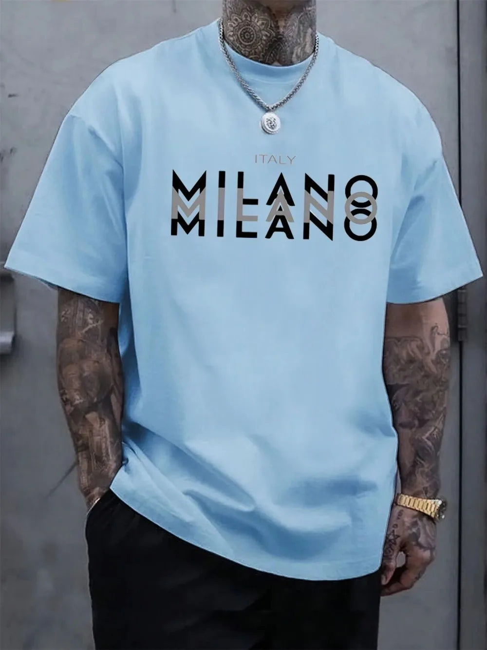 تيشيرت رجالي صيفي مريح وعصري برقبة دائرية، مصنوع من قماش يسمح بمرور الهواء، مزين بحروف وأنماط ظلال متنوعة، مناسب للأنشطة الخارجية.