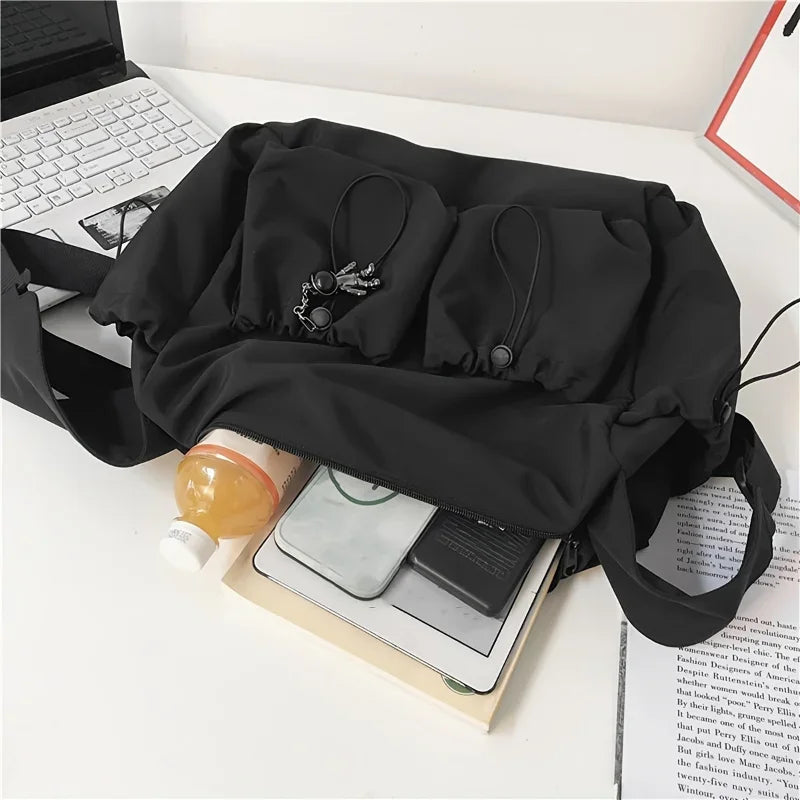 حقيبة كروس أنيقة مع رباط سحب - إغلاق بسحاب واسع وآمن - تتضمن سحر حقيبة أنيق