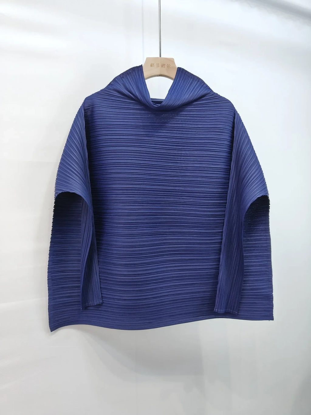 تيشيرت نسائي كاجوال بأكمام طويلة وقصة واسعة من الأسفل مع ياقة وشاح، بلوزة فضفاضة أنيقة من مياكي، صيف 2025، لون عنابي مطوي