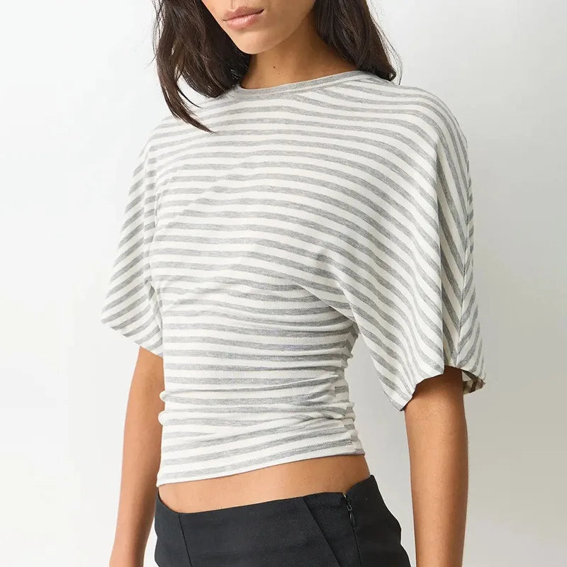 تيشيرت نسائي صيفي كوري جديد مخطط بياقة دائرية وخصر محدد وأكمام قصيرة، بتصميم عصري وألوان متناقضة، مناسب لملابس الشارع.