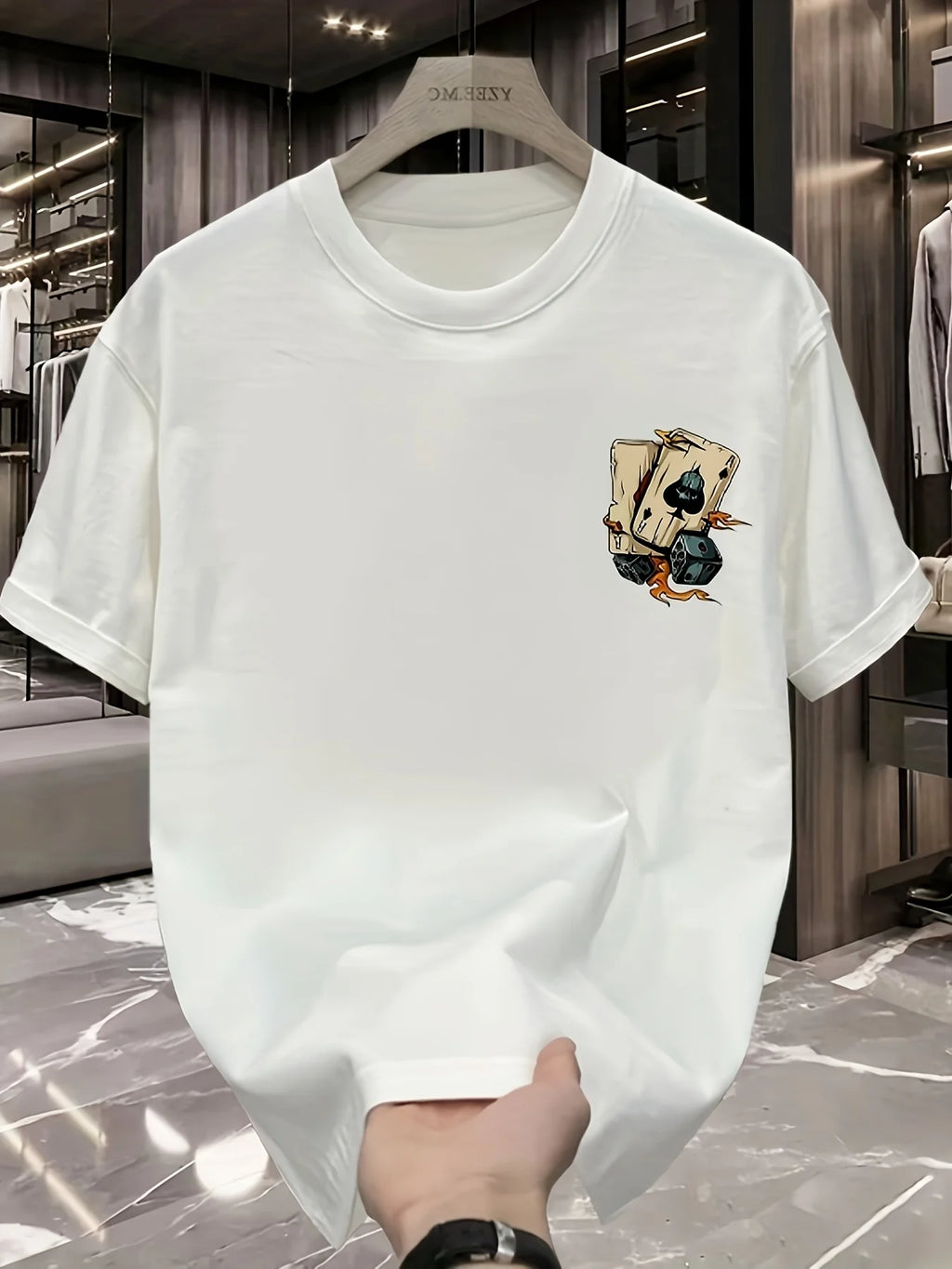 تيشيرت رجالي صيفي عصري فضفاض مطبوع عليه رسومات بوكر ونرد، مصنوع من القطن الخالص 100%، بياقة دائرية وأكمام قصيرة.