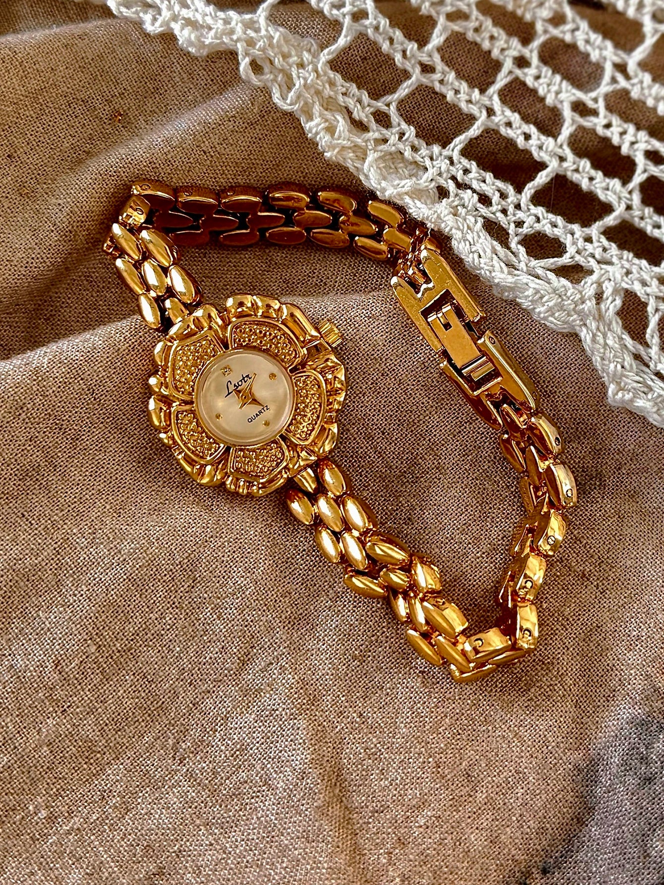 ساعة يد نسائية جديدة بتصميم كلاسيكي فرنسي، مزينة بزهرة الكاميليا الذهبية، ذات مينا صغير، عصرية، بسيطة، فاخرة، أنيقة، وصغيرة الحجم، تعمل بنظام كوارتز، مزودة بسوار من الفولاذ المقاوم للصدأ، لون موحد ومتينة، مناسبة للارتداء اليومي، وللمناسبات الرسمية.