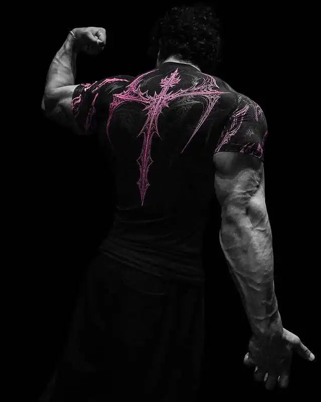 تي شيرت رياضي رجالي بطبعة قوطية داكنة، تي شيرت عضلي عالي المرونة وسريع الجفاف للتدريب على كمال الأجسام صيف 2025