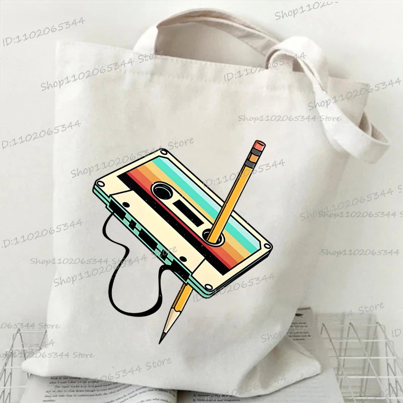 حقيبة يد كلاسيكية بطبعة نوتات موسيقية من الثمانينيات، وحقيبة قماشية مطبوعة بقلم رصاص، وحقيبة كتف لمحبي الموسيقى القديمة، وحقيبة مدرسية