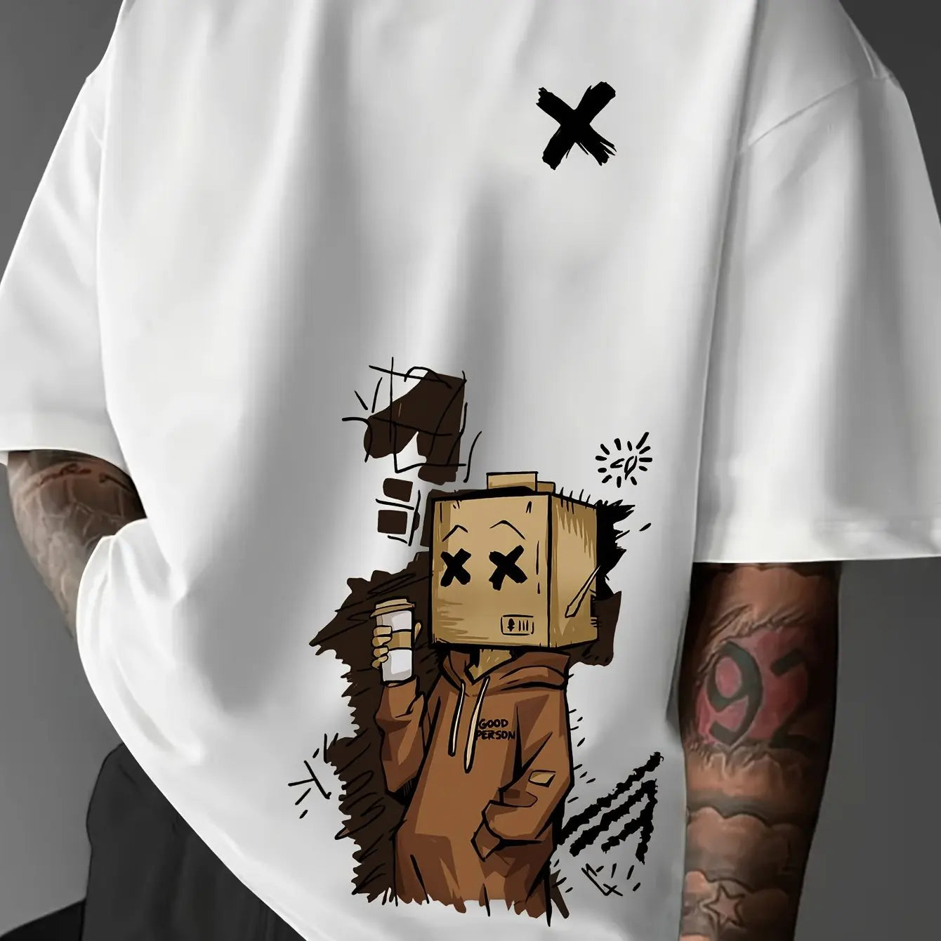 تيشيرت رجالي عصري فضفاض مطبوع عليه رسومات جرافيتي على شكل دمية، مصنوع من القطن الخالص 100%، بياقة دائرية وأكمام قصيرة.