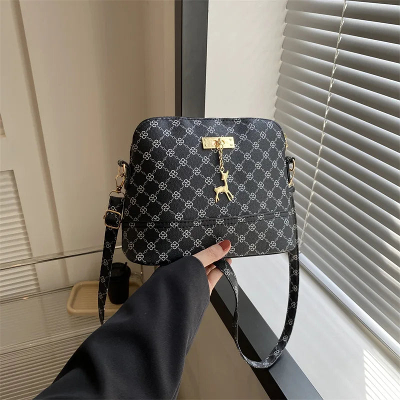 حقيبة كتف نسائية من الجلد الصناعي، مزينة بقلادة على شكل غزال، حقيبة كروس صغيرة للبنات، حقيبة مراسلة عصرية على شكل صدفة