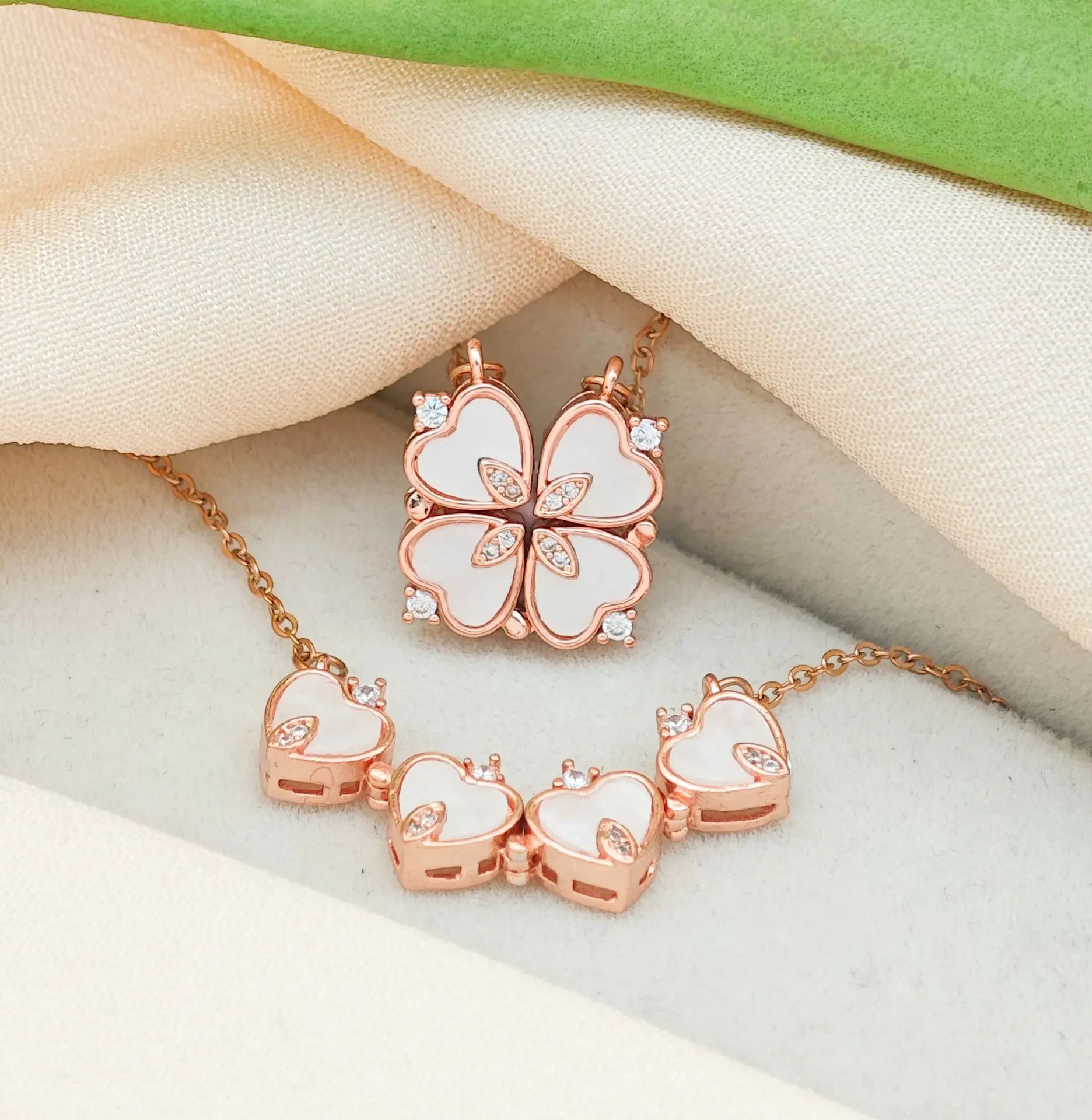 قلادات رومانسية على شكل زهرة البرسيم ذات الأربع أوراق للنساء، قلادة على شكل قلب حب مرصعة بالزركونيا المكعبة، مصنوعة من الفولاذ المقاوم للصدأ، مجوهرات