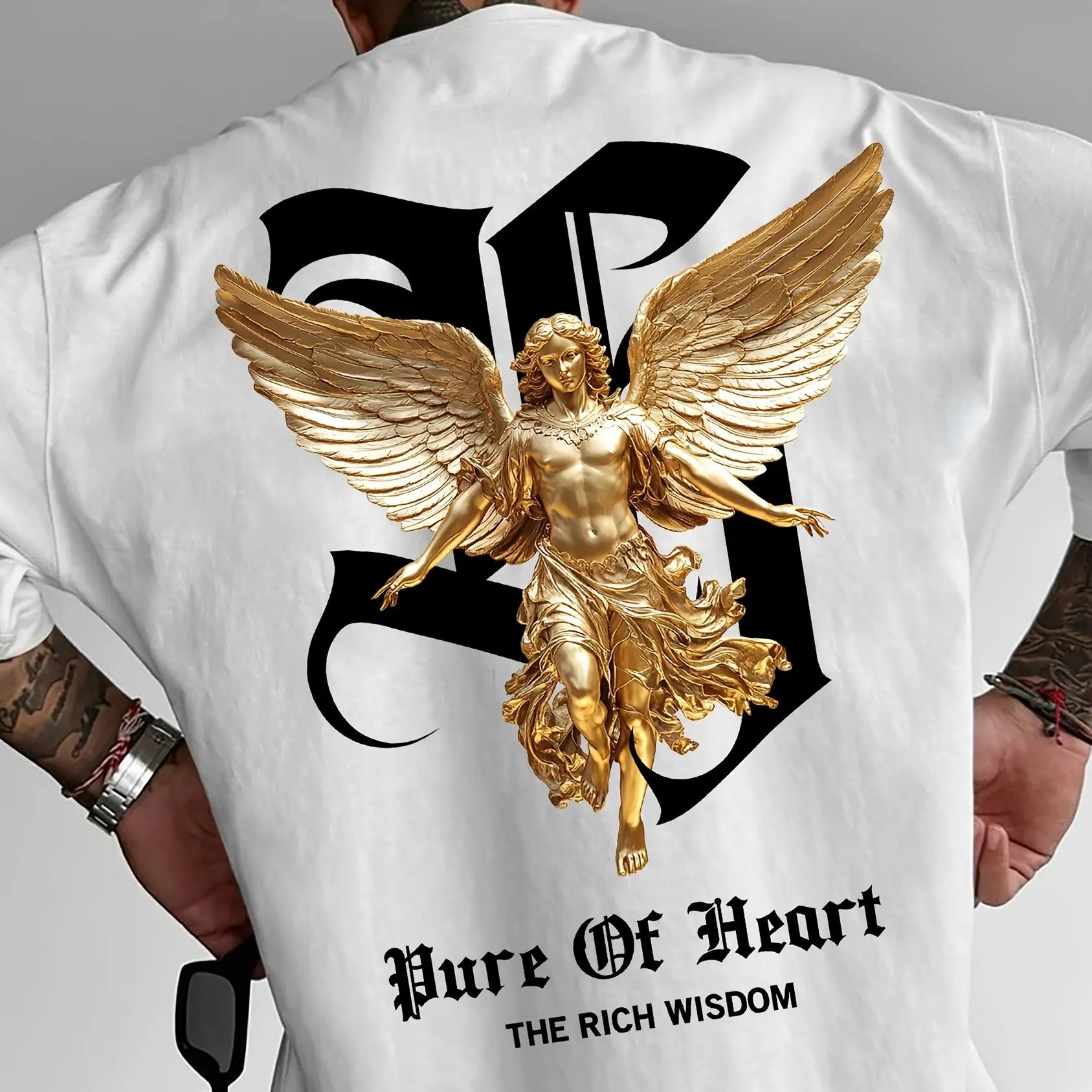 تيشيرت رجالي صيفي عصري مصنوع من القطن الخالص 100%، بتصميم فضفاض وطبعة حروف ونقشة ملاك، وياقة دائرية وأكمام قصيرة.