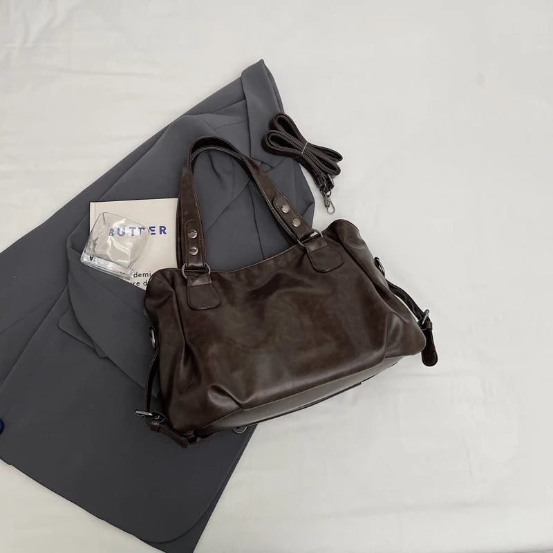 حقيبة كتف نسائية كبيرة الحجم من البولي يوريثان بلون نقي من قطعة واحدة