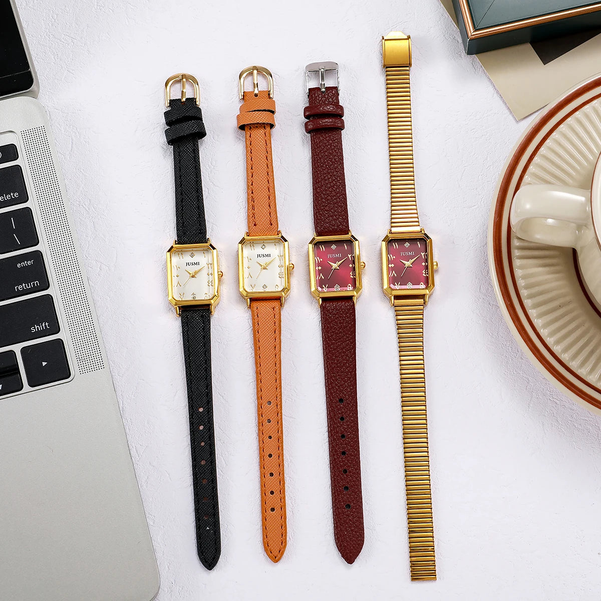 ساعة يد نسائية كوارتز بتصميم كلاسيكي بسيط، بعلبة مستطيلة من سبيكة معدنية مرصعة بأحجار الراين، مناسبة للارتداء اليومي، هدية مثالية لعيد الميلاد.