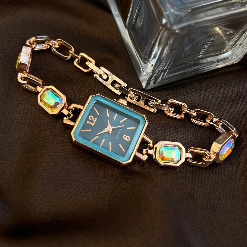 ساعة نسائية أنيقة ذات علبة مستطيلة رائعة وسوار مرصع بالألماس الملون، تعمل بالكوارتز، مناسبة للارتداء اليومي.
