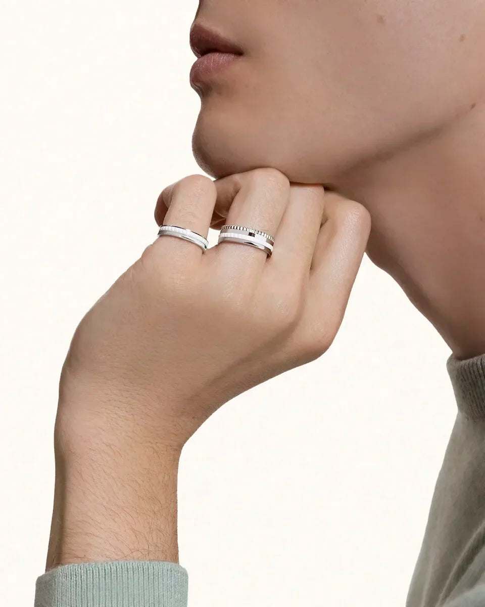 خاتم عريض الوجه من مجوهرات 2025 العصرية، مناسب للمناسبات اليومية الخفيفة والفاخرة، مزين بشكل عصري بأسلوب محايد