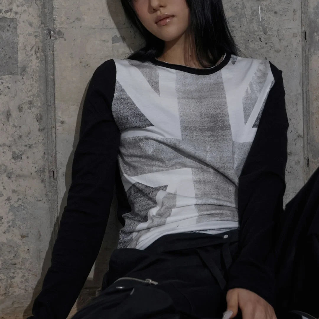 تي شيرت نسائي بأكمام طويلة وقصة ضيقة وطبعة علم بريطاني، مناسب لفصل الخريف والشتاء، مناسب للارتداء على طبقات أو كإطلالة مستقلة