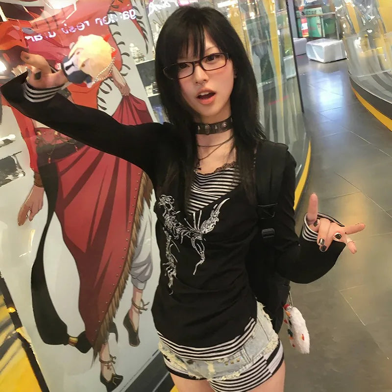 تي شيرت Karrram الياباني Y2K المزيف المكون من قطعتين، تي شيرت مطبوع عليه وشم من العقد الأول من القرن الحادي والعشرين، تي شيرت بجماليات الجرونج، تي شيرت مرقع، تي شيرت على الطراز القوطي العتيق