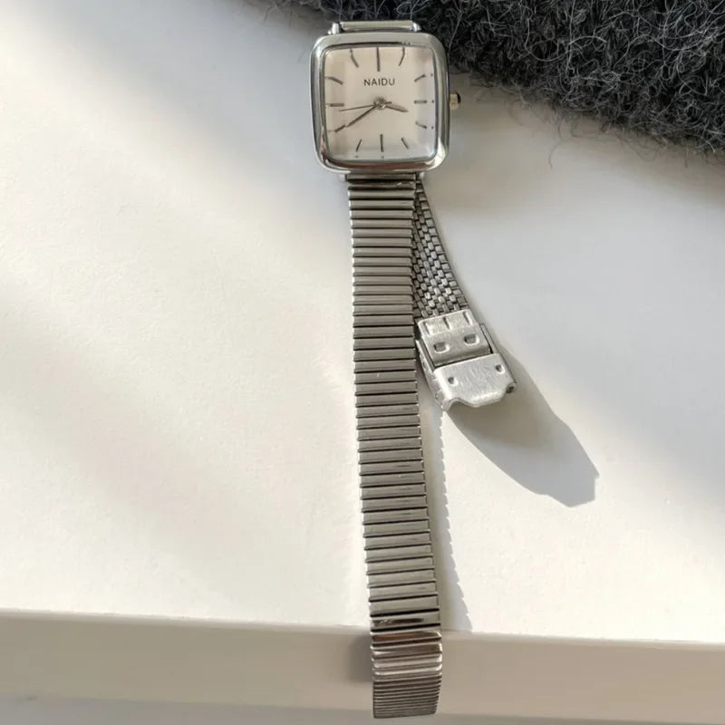 ساعة يد نسائية بسيطة كوارتز بتصميم كلاسيكي فاخر، هدية مثالية، ساعات نسائية بمينا صغير وسوار قابل للتعديل من الفولاذ المقاوم للصدأ.