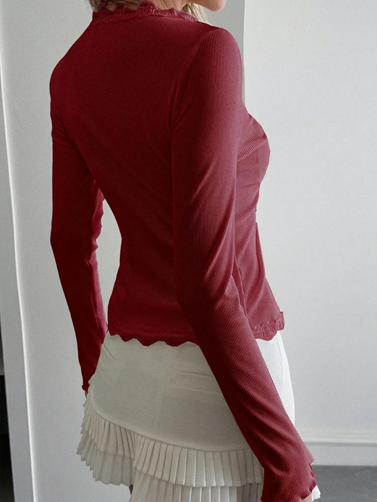 بلوزة أنيقة من كريسيسين بياقة على شكل حرف V وحواف دانتيل بيضاء محبوكة ومضلعة Y2K للنساء بقصّة ضيقة وأكمام طويلة وأزرار، بلوزة كاجوال