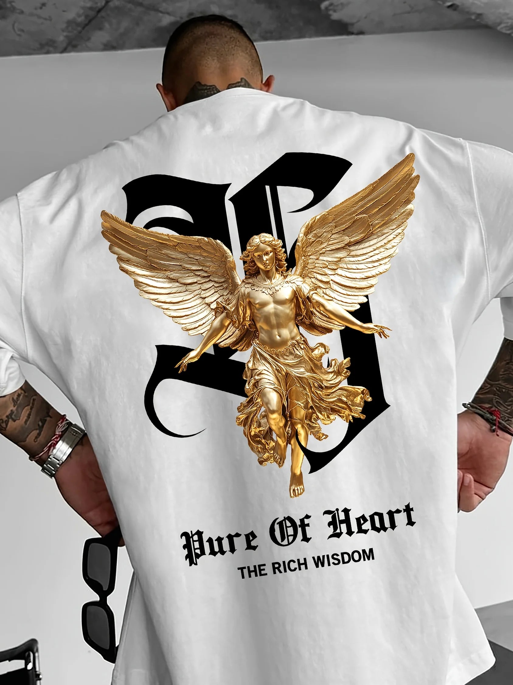 تيشيرت رجالي صيفي عصري مصنوع من القطن الخالص 100%، بتصميم فضفاض وطبعة حروف ونقشة ملاك، وياقة دائرية وأكمام قصيرة.