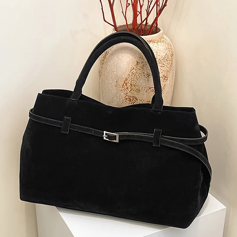 حقيبة حمل نسائية جديدة من الجلد المدبوغ غير اللامع مع مشبك حزام، بتصميم عصري لخريف وشتاء 2025، مناسبة للتنقلات اليومية.