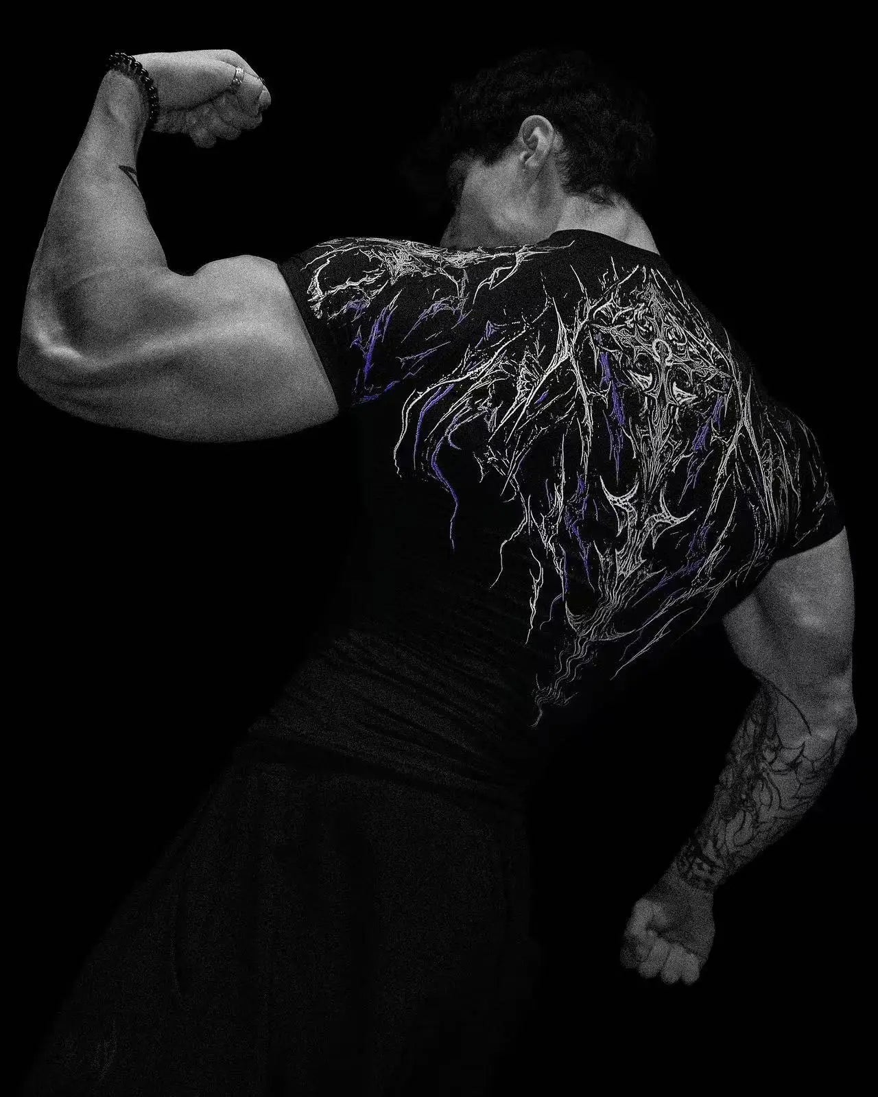 تي شيرت رجالي رياضي بأكمام قصيرة وعملي داكن اللون بتصميم وحش الليل الجديد المتقدم بتصميم قوطي تجريدي من عضلة الطوطم