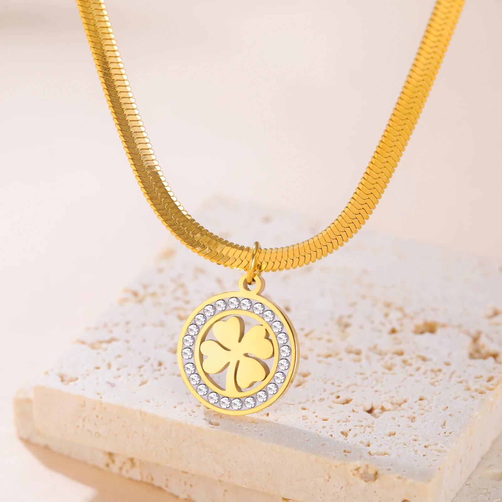 قلادة Skyrim ذات الأربع أوراق من الزركون على شكل زهرة البرسيم، مصنوعة من الفولاذ المقاوم للصدأ باللون الذهبي، مناسبة كهدية عيد الأم للنساء