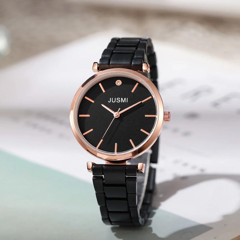 ساعة يد نسائية أنيقة مصنوعة من السيليكون بتصميم مستوحى من الخيزران، مزودة بميناء على شكل قضيب، وهي مناسبة كهدية عيد ميلاد، أو هدية ذكرى زواج، أو للاستخدام اليومي.