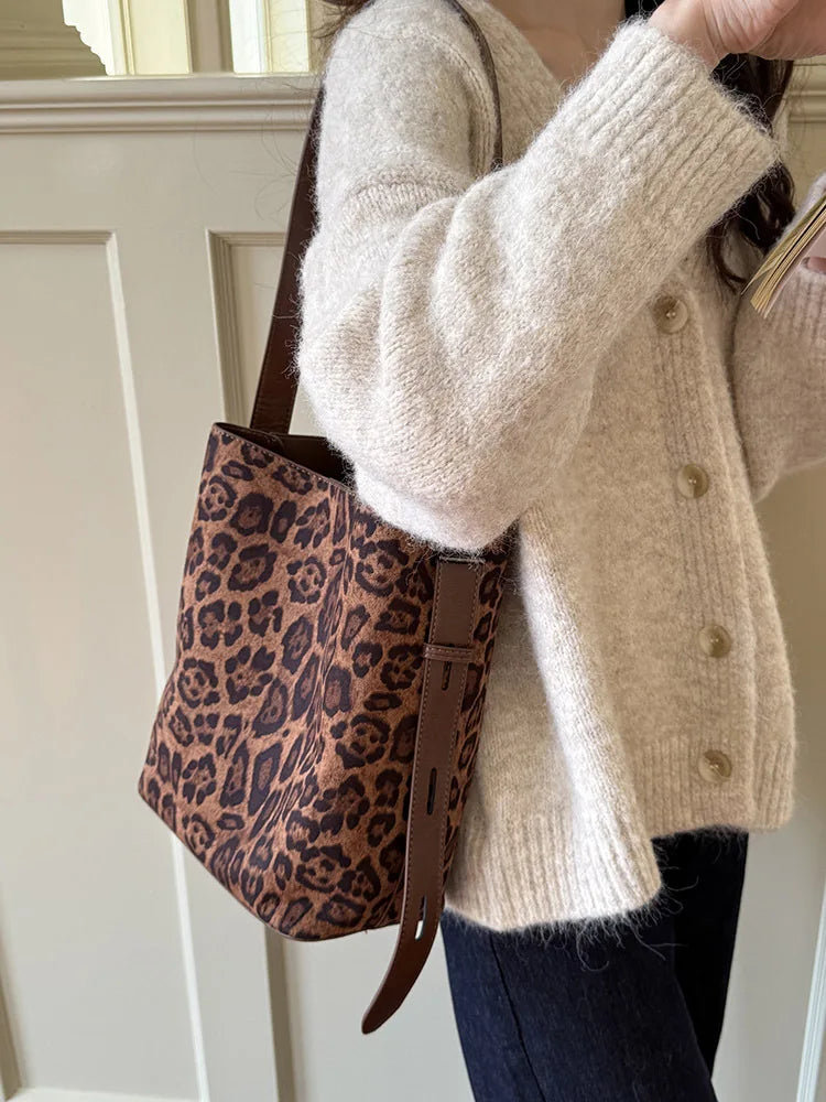 حقيبة كروس بودي من جلد الغزال بتصميم كلاسيكي جديد لخريف/شتاء 2025، حقيبة كتف كبيرة السعة، حقيبة أنيقة للتنقل اليومي للنساء