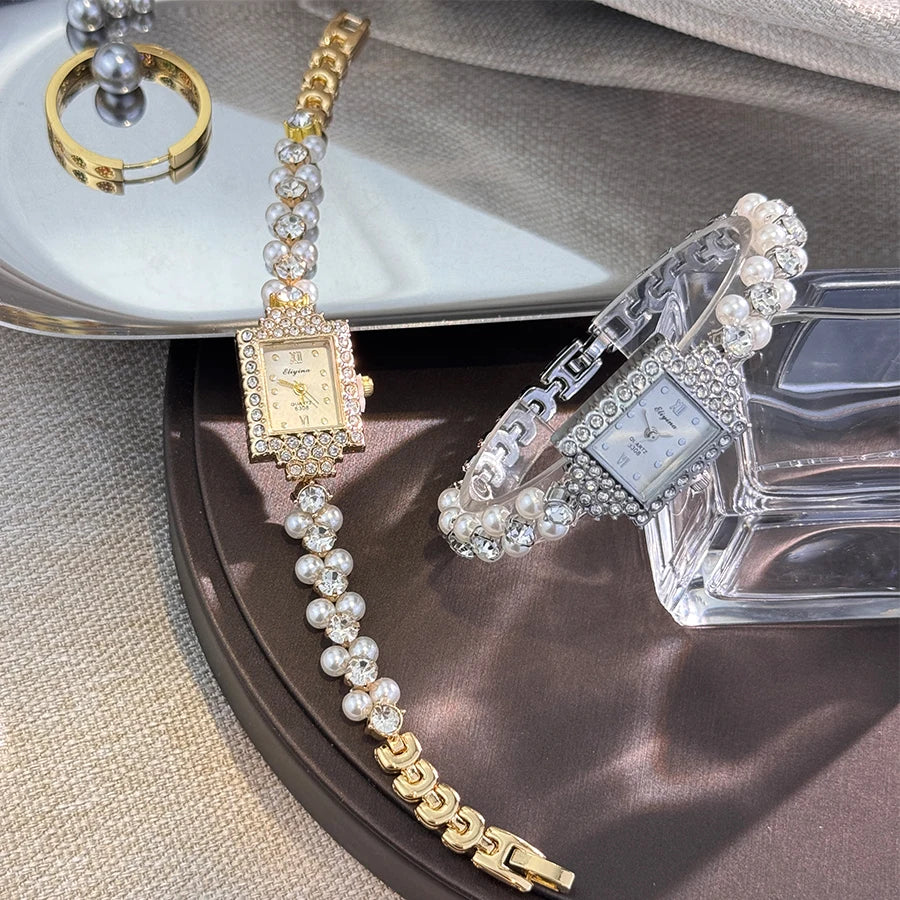 ساعة يد نسائية فاخرة بتصميم فرنسي رومانسي، مرصعة بصفين من اللؤلؤ الصغير، وسوار مربع مرصع بالألماس، تعمل بنظام الكوارتز.