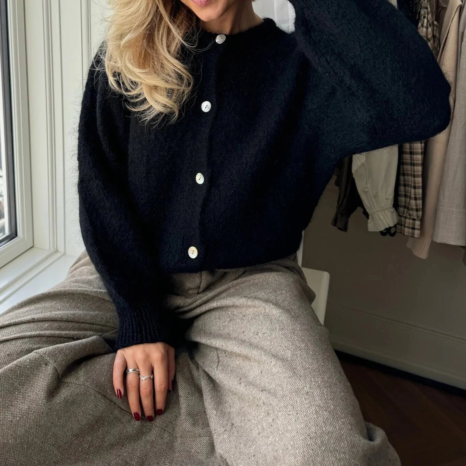 كارديجان نسائي خريفي بتصميم كلاسيكي من حقبة الألفية الجديدة، بياقة دائرية محبوكة، وكنزة أساسية بأزرار أمامية، وأكمام طويلة، ولون موحد، وقمصان قصيرة.