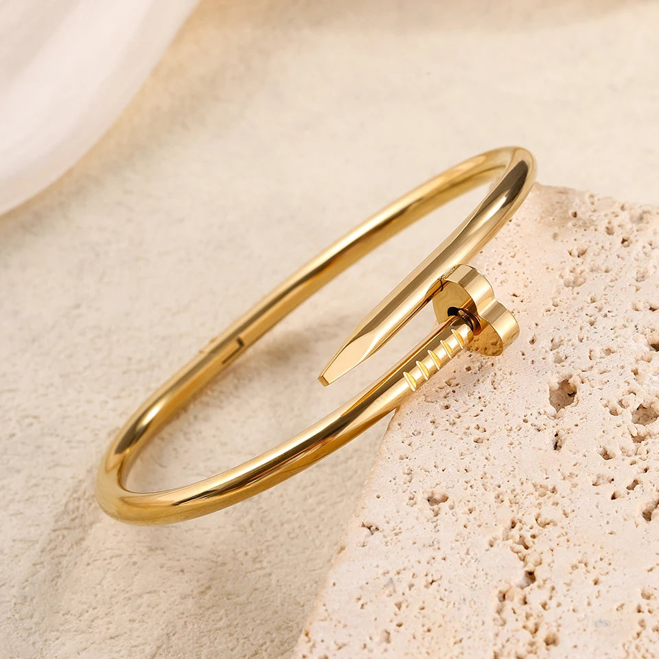 مجموعة زاكول من 3 قطع من الأساور اللامعة على شكل قلب مرصعة بأحجار الراين المصنوعة من الفولاذ المقاوم للصدأ، بتصميم عصري مستوحى من موسيقى الهيب هوب والروك، قابلة للتكديس.