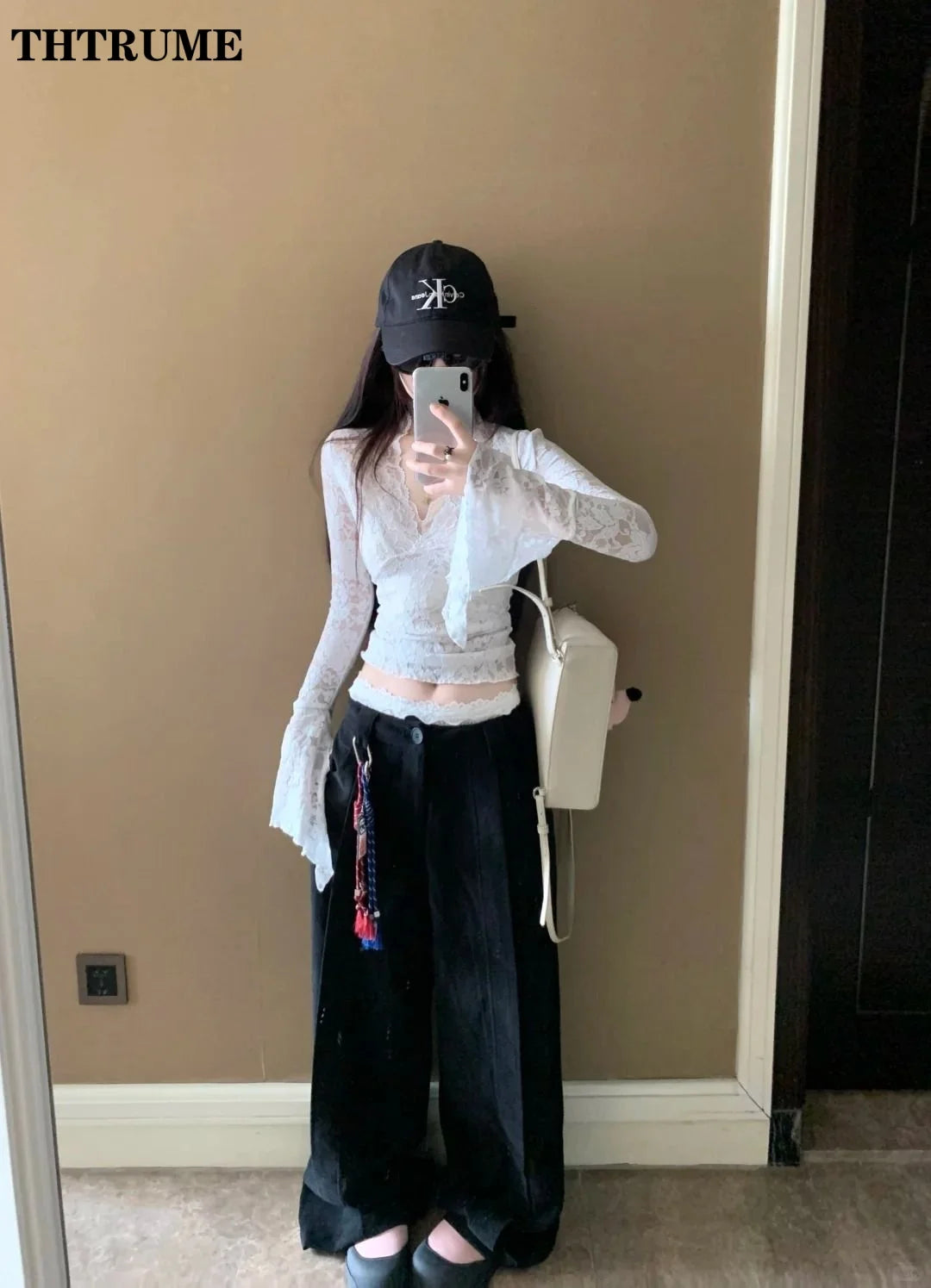 تيشيرتات شفافة مثيرة بياقة على شكل حرف V، أزياء نسائية عصرية بأكمام طويلة واسعة من الدانتيل، مناسبة لفصل الربيع، بلوزات ضيقة، مثالية للحفلات المسائية والسهرات والنوادي.