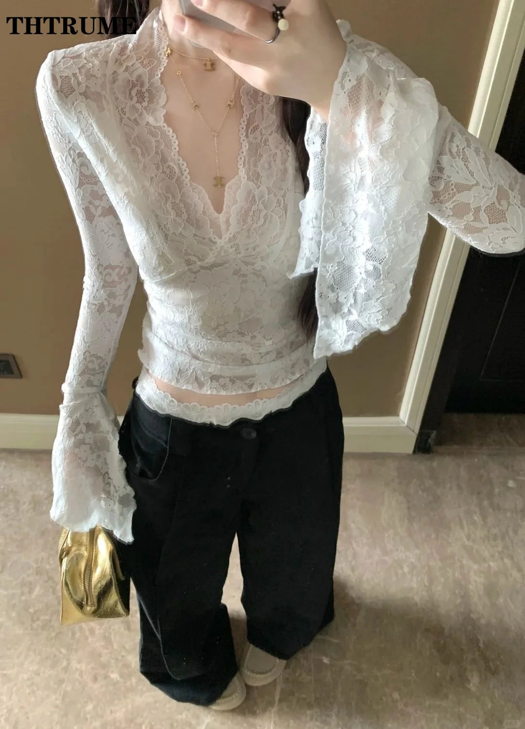 تيشيرتات شفافة مثيرة بياقة على شكل حرف V، أزياء نسائية عصرية بأكمام طويلة واسعة من الدانتيل، مناسبة لفصل الربيع، بلوزات ضيقة، مثالية للحفلات المسائية والسهرات والنوادي.