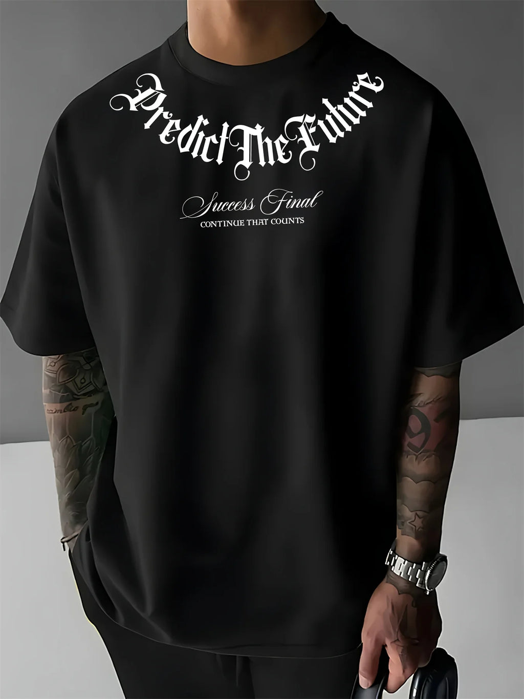 تيشيرت صيفي رجالي مريح وعملي، مصنوع من القطن الخالص ١٠٠٪، بمقاسات كبيرة، مطبوع عليه عبارة "توقعات للمستقبل"، بياقة دائرية وأكمام قصيرة.