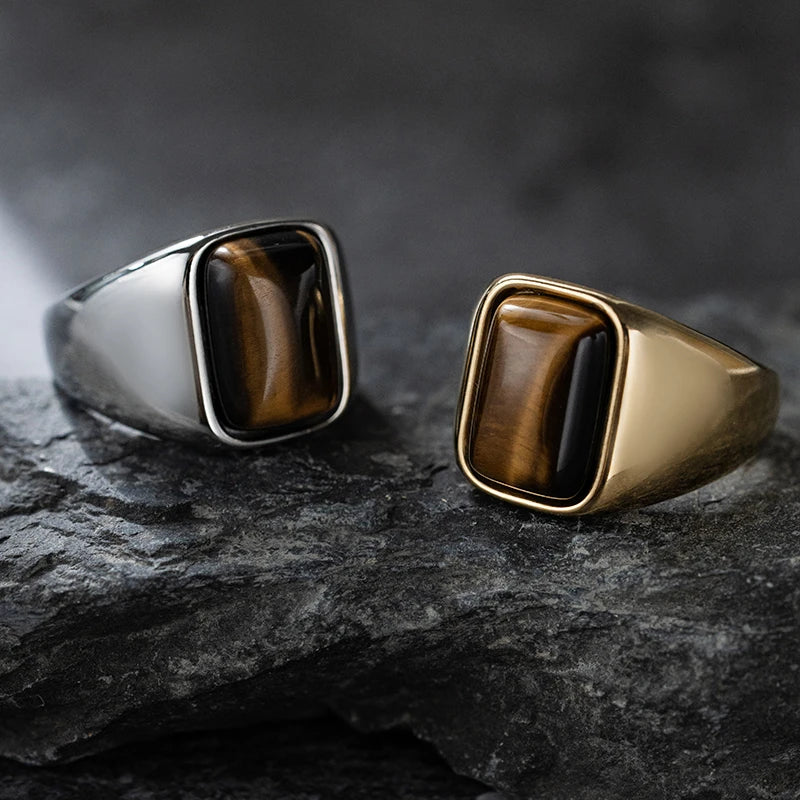 خاتم فاخر مرصع بحجر عين النمر الطبيعي، بتصميم كلاسيكي أنيق. خاتم مناسب للجنسين، مثالي للعمل أو المناسبات الرسمية. مصنوع من الفولاذ المقاوم للصدأ 316L.