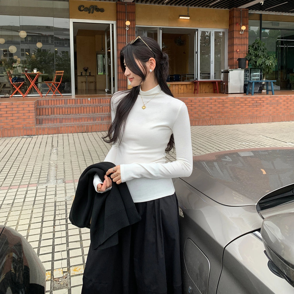 سترة نسائية محبوكة بيضاء برقبة مدورة للخريف والشتاء بأكمام طويلة وقاعدة كورية صلبة وقمصان علوية رفيعة للنساء 2025 جديدة