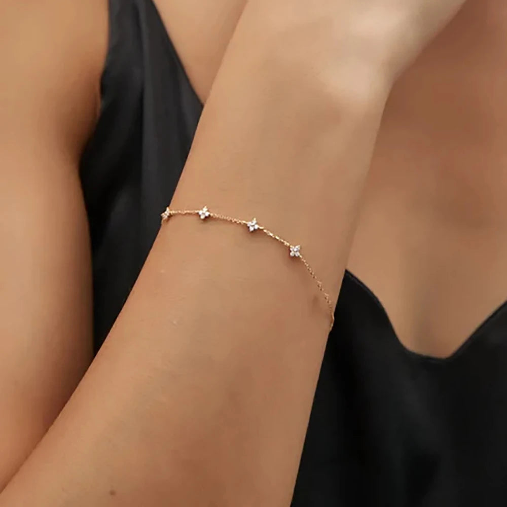 قلادات جديدة من الفولاذ المقاوم للصدأ مرصعة بالزركون للنساء مطلية بالذهب عيار 18 قيراطًا على شكل أربع أوراق عشبية سلسلة قلادة مجوهرات فاخرة هدية