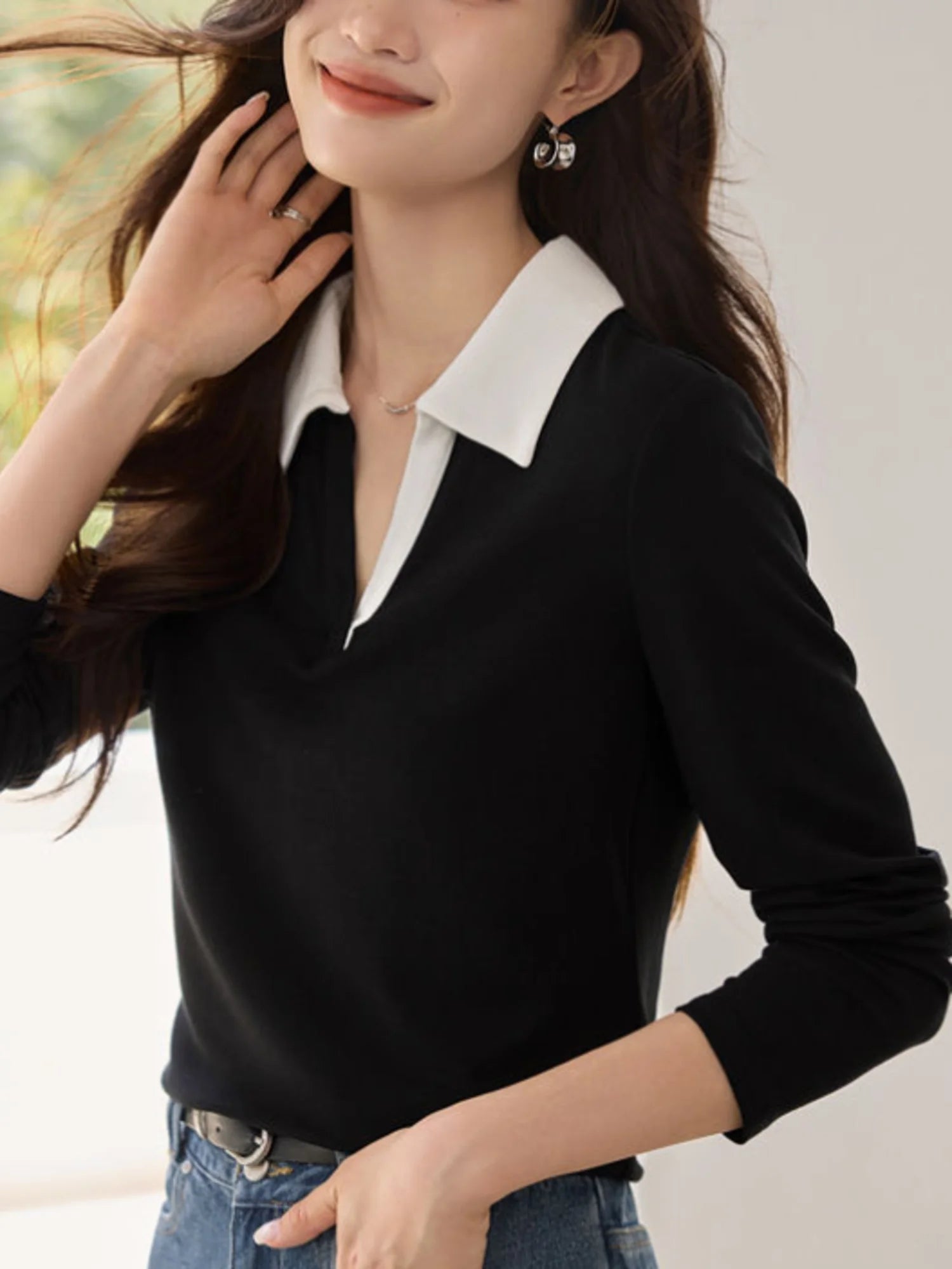 قميص بولو نسائي بلون سادة بأكمام طويلة وتصميم متباين عند الرقبة، مناسب للربيع والخريف، ملابس كاجوال يومية محبوكة.