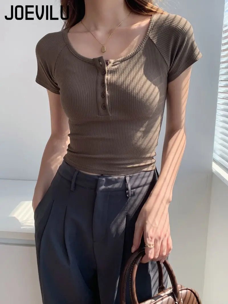 تيشيرت نسائي قصير محبوك بياقة على شكل حرف U، بتصميم كلاسيكي، مناسب للصيف، بقصة ضيقة وأكمام قصيرة، بلون موحد، أنيق وجذاب، مريح، مطاطي وناعم، مستوحى من موضة الألفية الجديدة.