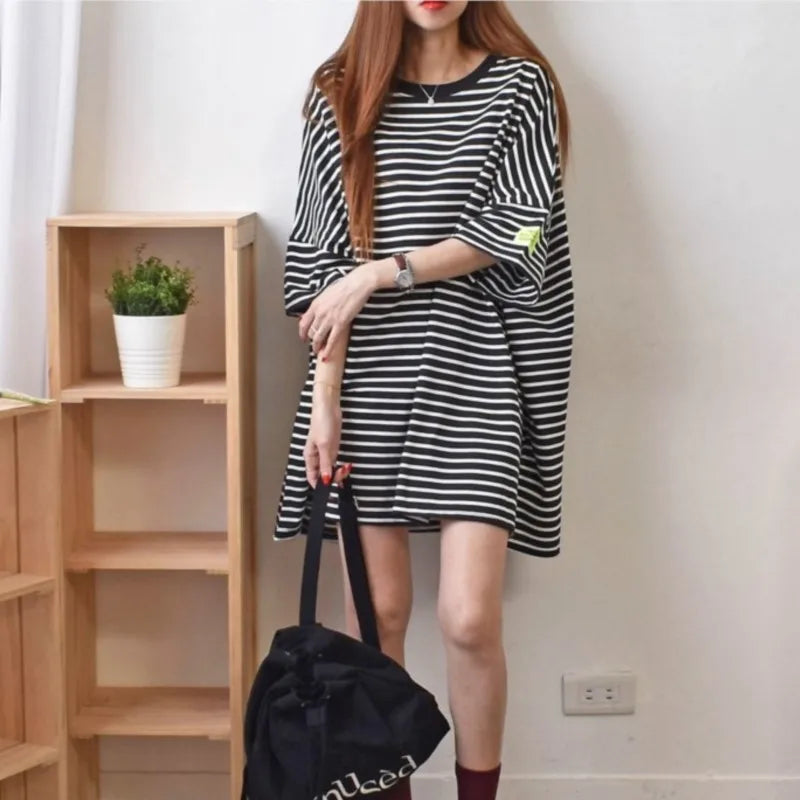 تيشيرت نسائي فضفاض بياقة دائرية مخططة بأكمام قصيرة وطول متوسط، مريح وعملي، مناسب لفصل الصيف، خفيف الوزن وأنيق ومتعدد الاستخدامات