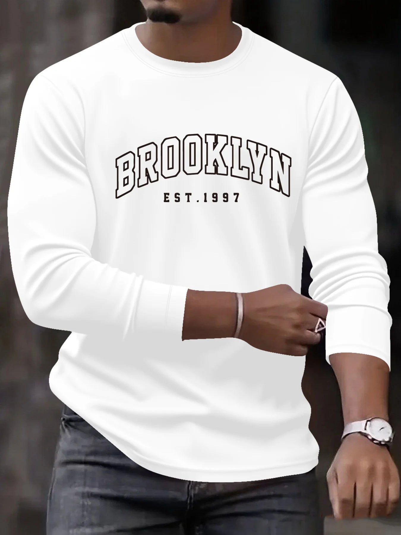 تيشيرت رجالي فضفاض بمقاسات كبيرة، مصنوع من القطن الخالص 100%، مريح وعصري، مناسب للارتداء اليومي والرياضي، مطبوع عليه حرف بوسطن، بياقة دائرية وأكمام طويلة.