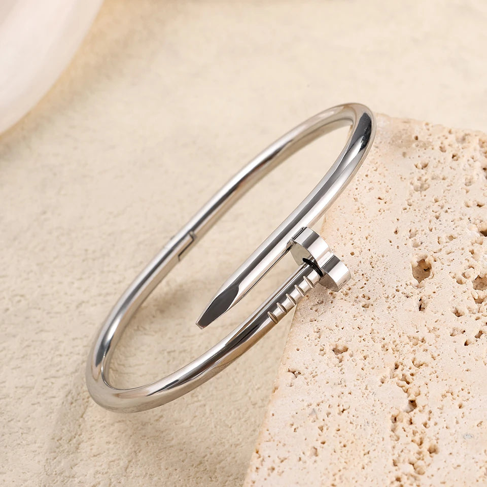 مجموعة زاكول من 3 قطع من الأساور اللامعة على شكل قلب مرصعة بأحجار الراين المصنوعة من الفولاذ المقاوم للصدأ، بتصميم عصري مستوحى من موسيقى الهيب هوب والروك، قابلة للتكديس.