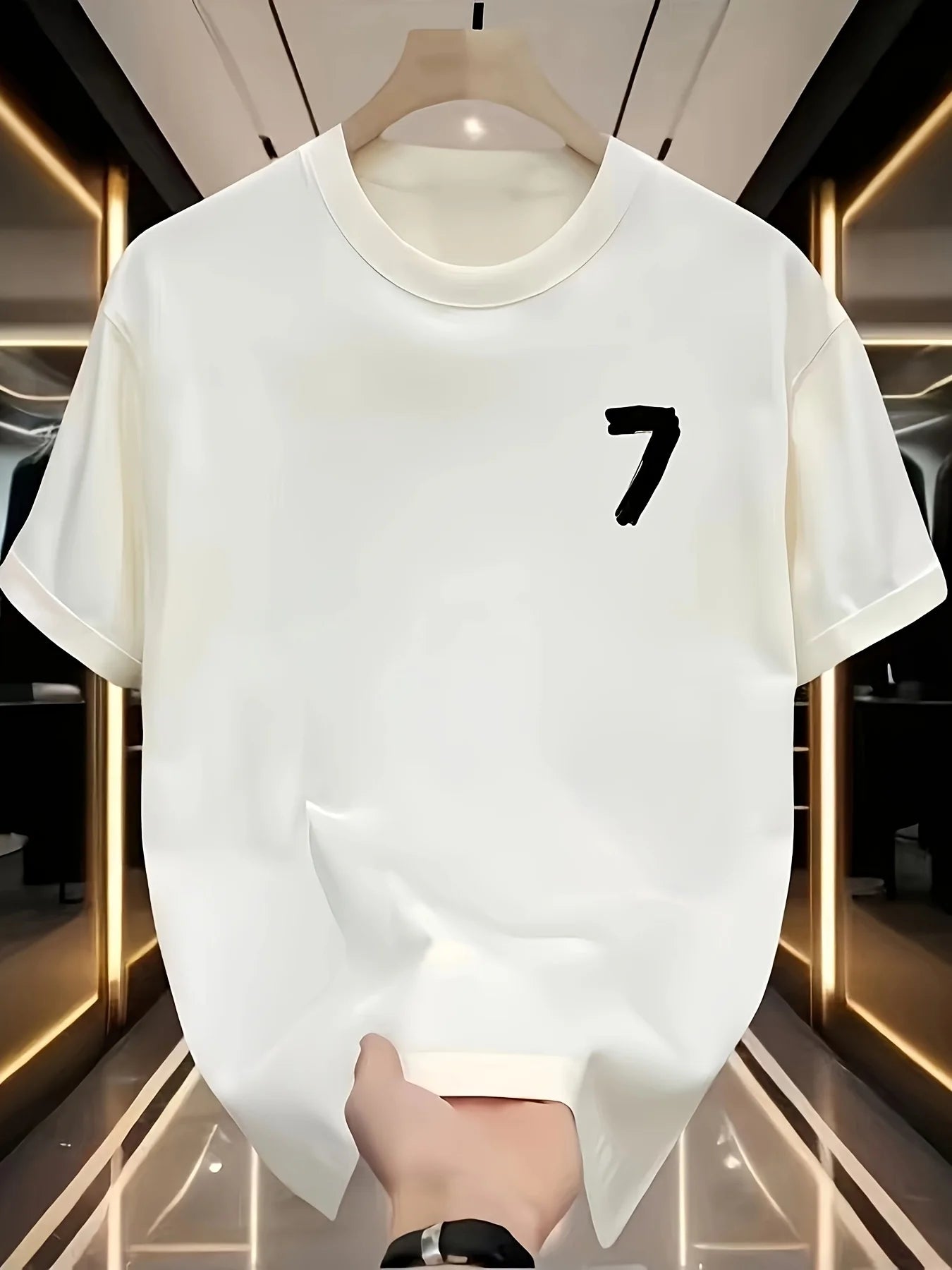 تيشيرت رجالي صيفي مصنوع من القطن الخالص 100%، بتصميم عصري وعصري، مناسب للرياضة والأنشطة غير الرسمية، بقصة فضفاضة وطبعة مميزة، وياقة دائرية وأكمام قصيرة.