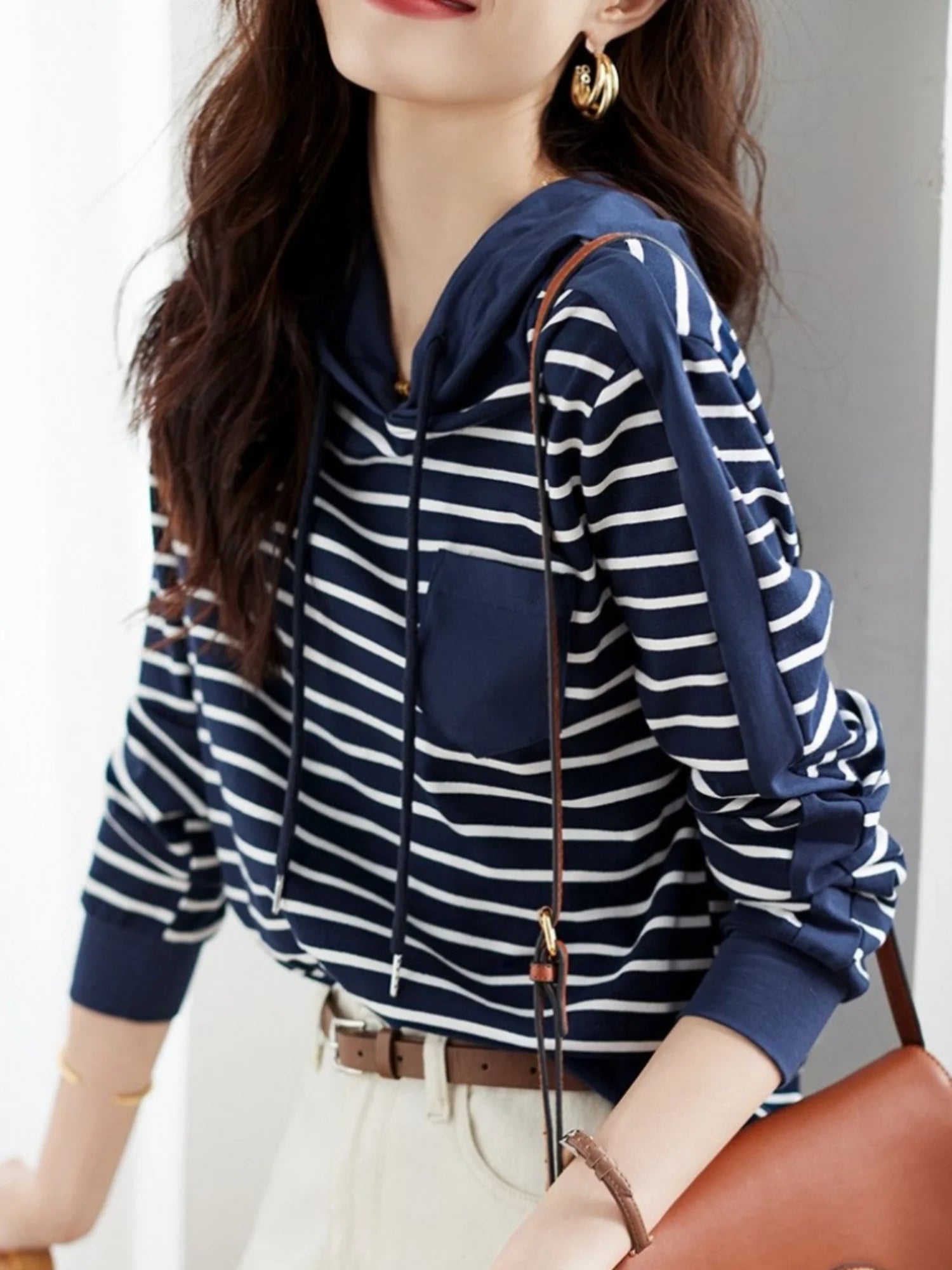 تي شيرت نسائي جديد فضفاض بأكمام طويلة ومخطط بغطاء للرأس للربيع والخريف، قميص سفلي نحيف، بلوزة مزاجية للنساء