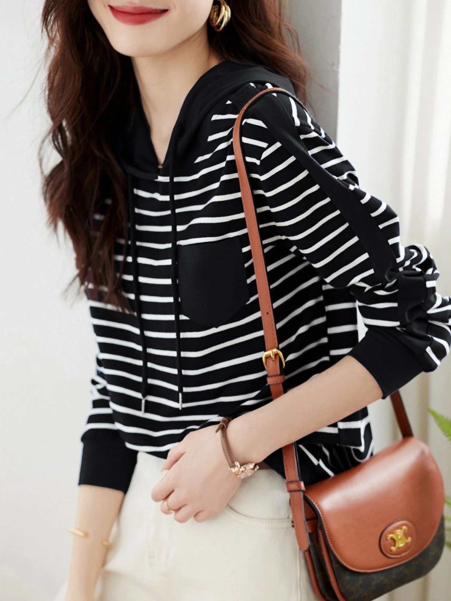 تي شيرت نسائي جديد فضفاض بأكمام طويلة ومخطط بغطاء للرأس للربيع والخريف، قميص سفلي نحيف، بلوزة مزاجية للنساء