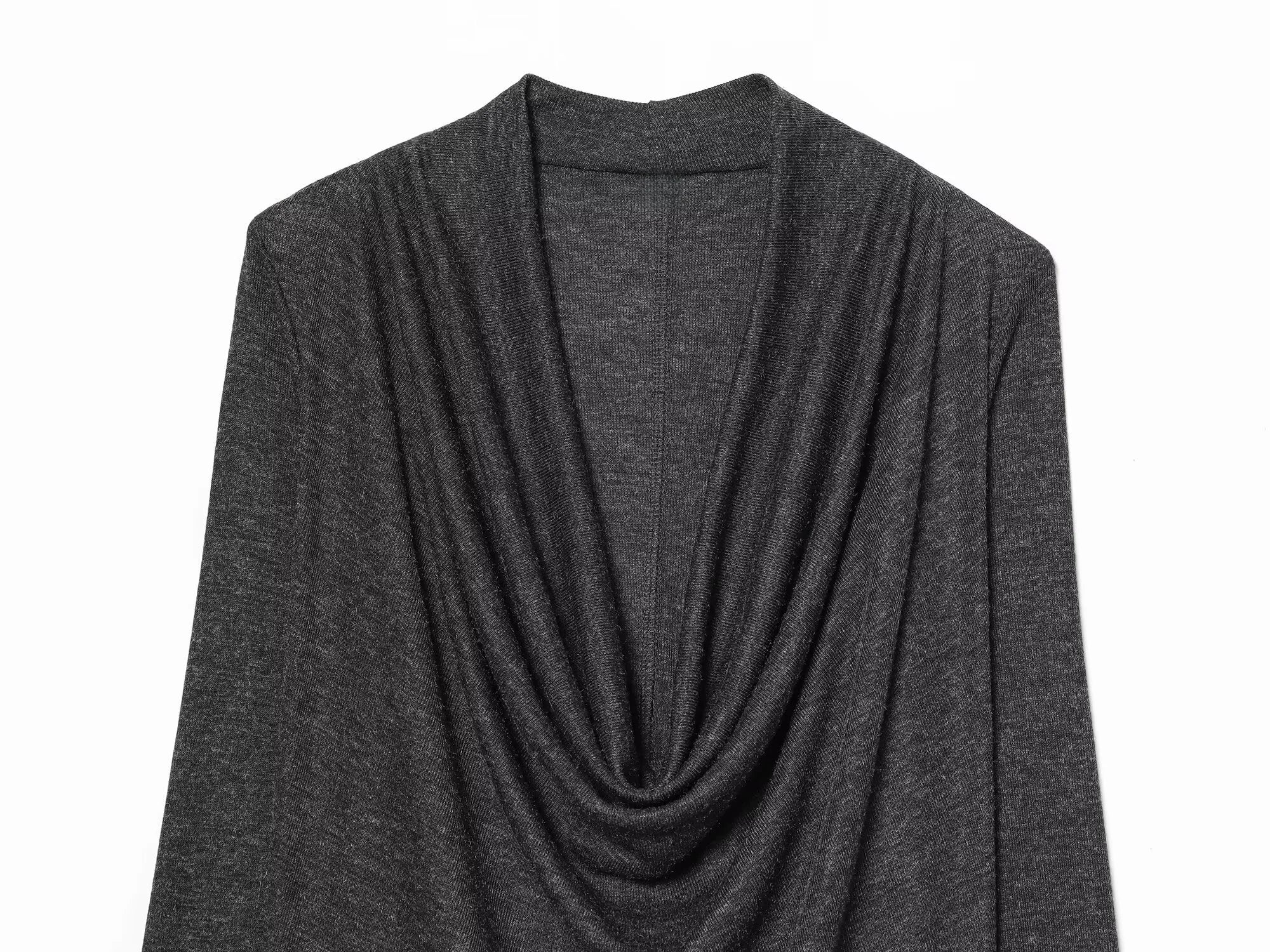 تي شيرت نسائي جديد لشتاء 2025 بتصميم أنيق وعصري، بأكمام طويلة ورقبة على شكل حرف V، بتصميم مستقيم وثنيات