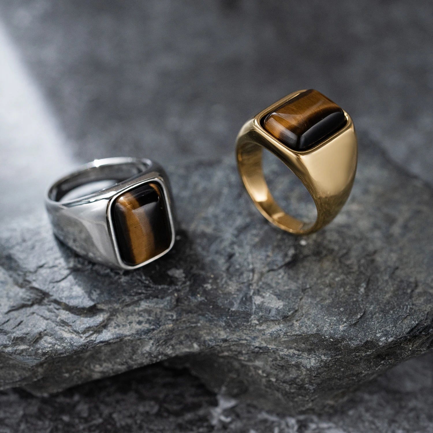 خاتم فاخر مرصع بحجر عين النمر الطبيعي، بتصميم كلاسيكي أنيق. خاتم مناسب للجنسين، مثالي للعمل أو المناسبات الرسمية. مصنوع من الفولاذ المقاوم للصدأ 316L.