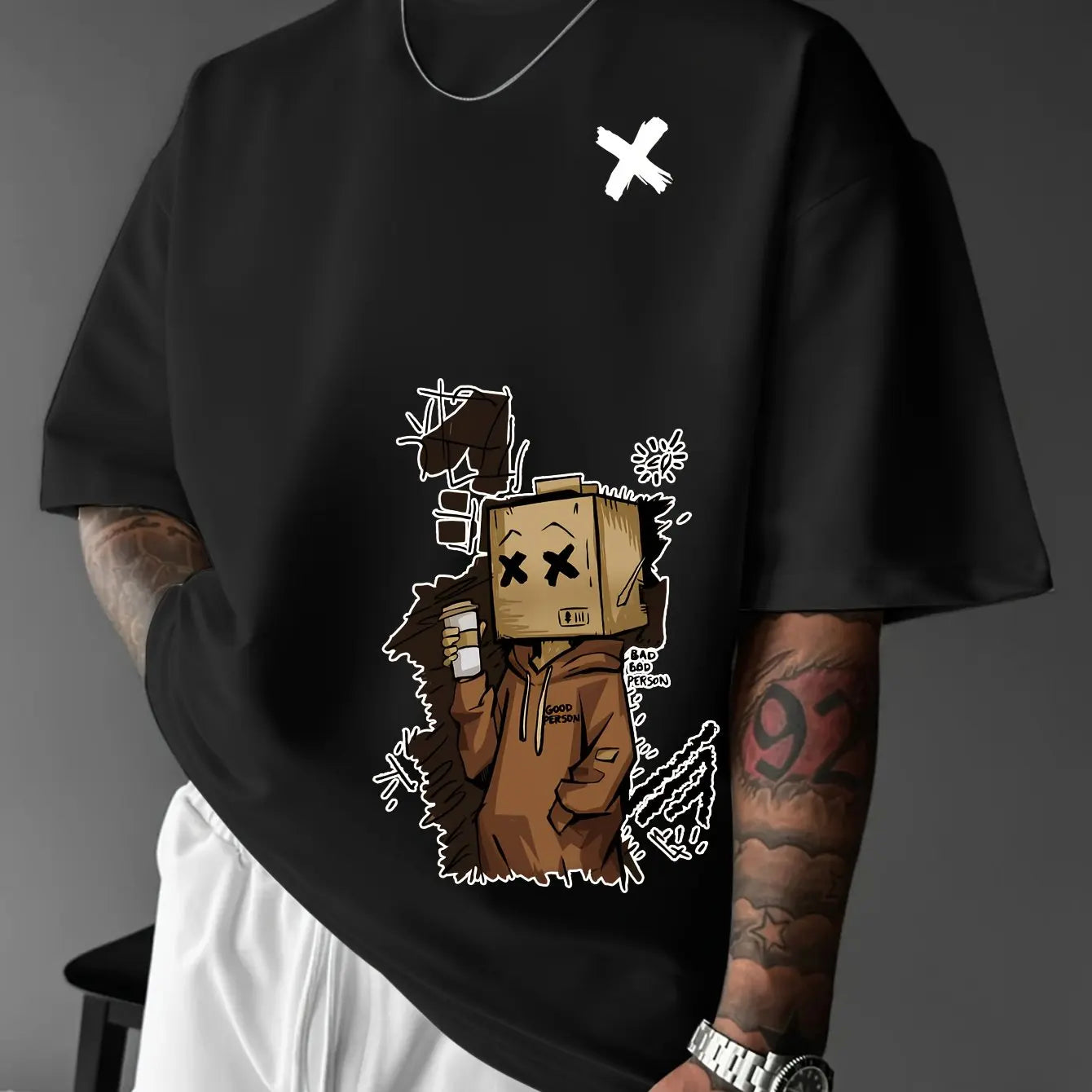 تيشيرت رجالي عصري فضفاض مطبوع عليه رسومات جرافيتي على شكل دمية، مصنوع من القطن الخالص 100%، بياقة دائرية وأكمام قصيرة.