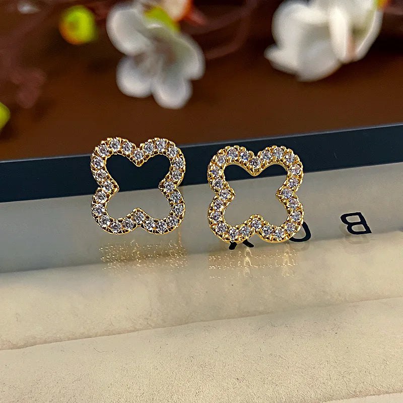 أقراط برسيم رباعية الأوراق مجوفة بتصميم بسيط جديد للنساء، هدية مجوهرات عصرية لعام 2025.