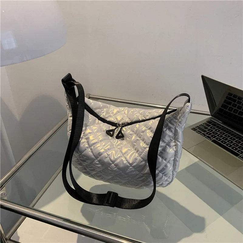 حقائب يد نسائية أنيقة مبطنة من النايلون، حقائب كبيرة الحجم بمقبض علوي، حقائب كروس بودي بلون سادة، حقائب كتف نسائية شتوية من الريش