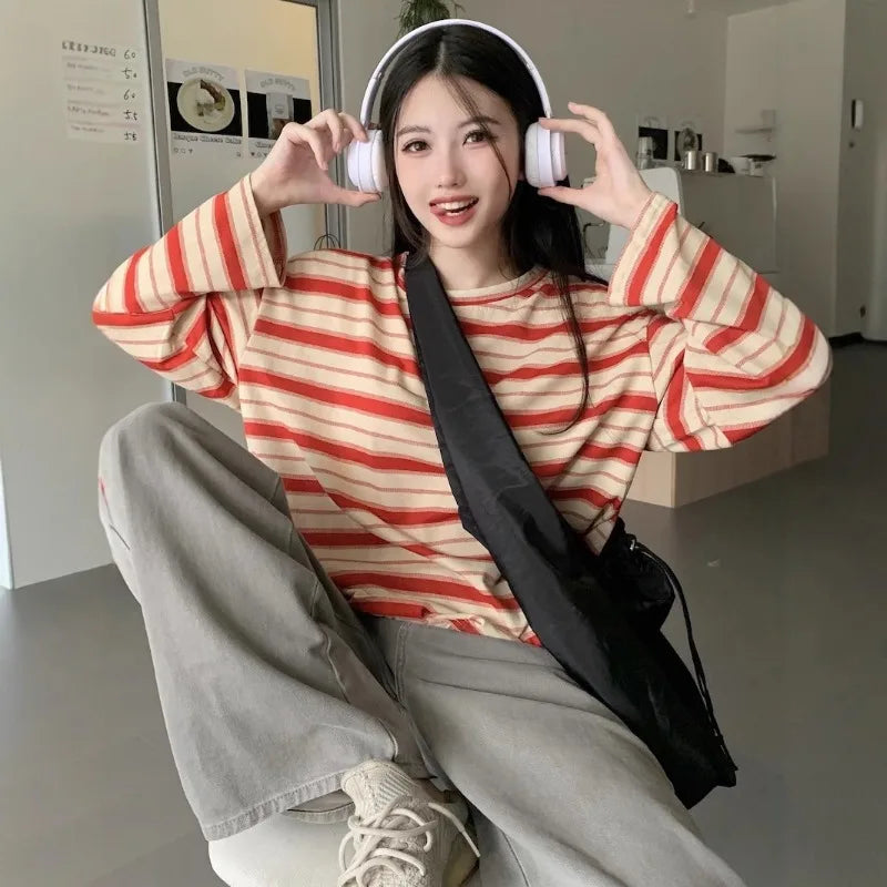 تيشيرت نسائي ربيعي مخطط بأكمام طويلة ورقبة دائرية، تصميم فضفاض أنيق مناسب للطالبات، مناسب لفصل الخريف 2025