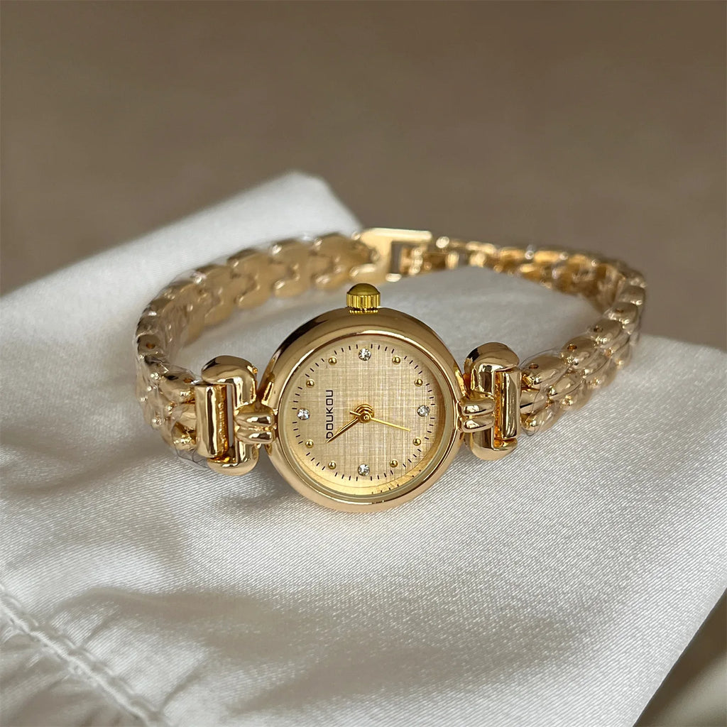 ساعات رائجة، ساعات بسيطة بتصميم كلاسيكي، ساعات ذهبية وفضية، ساعات بسلسلة صغيرة، ساعات نسائية أنيقة، ساعات فاخرة، هدايا